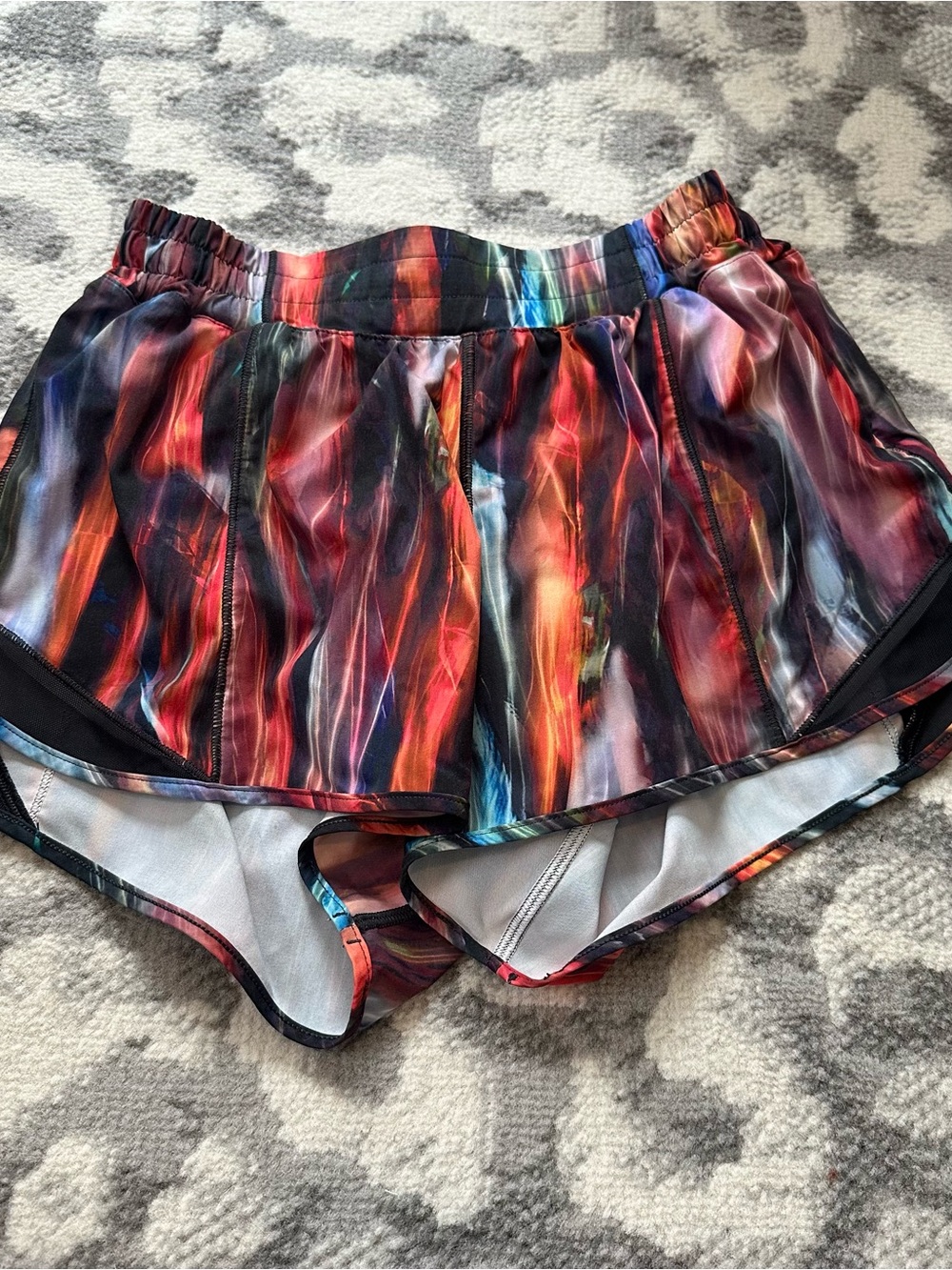 lululemon Hotty Hot Short II Chroma Fusion Multi/Black pattern 6 tall lined